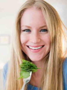 05-woman-eating-spinach-salad-lgn-14796600